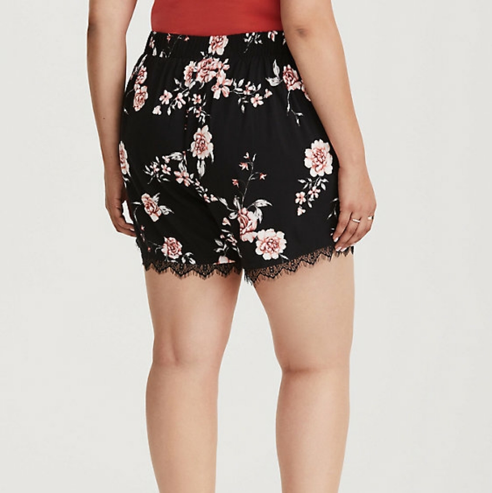 Cruisewear, SUMMER, BEACH Torrid FLORAL CHALLIS SHORTS SIZE 3X
